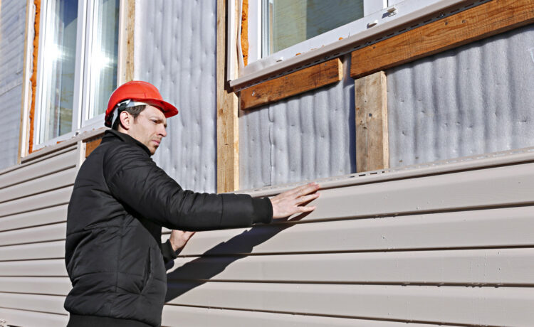 THINGS TO CONSIDER BEFORE HIRING A SIDING CONTRACTOR